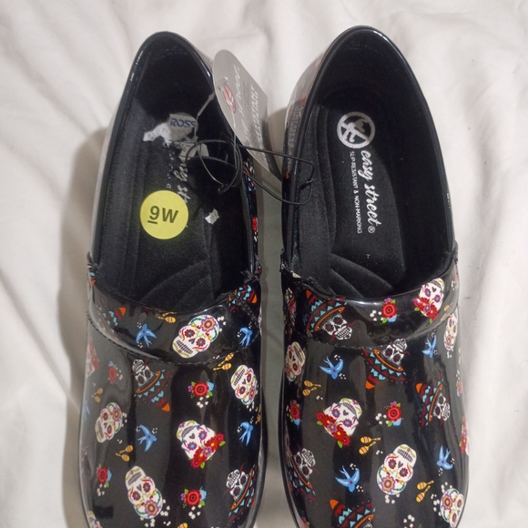 Black Shoes with Colorful Skull Design 9W - Picture 1 of 5